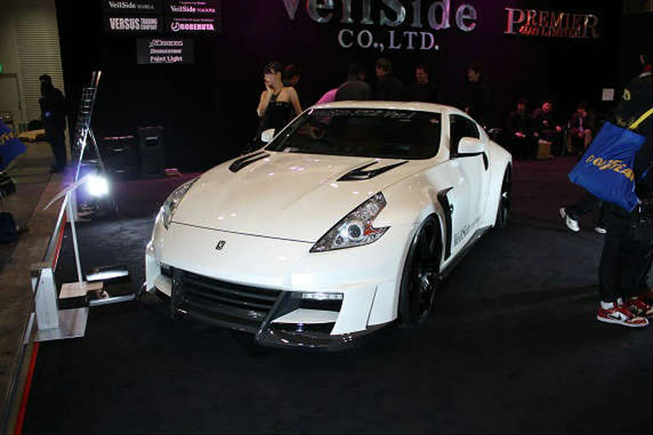 VeilSide - 2009-2020 Nissan 370Z Fairlady Z Z34 Ver. 1 FRP Front Bumper with Carbon Accent